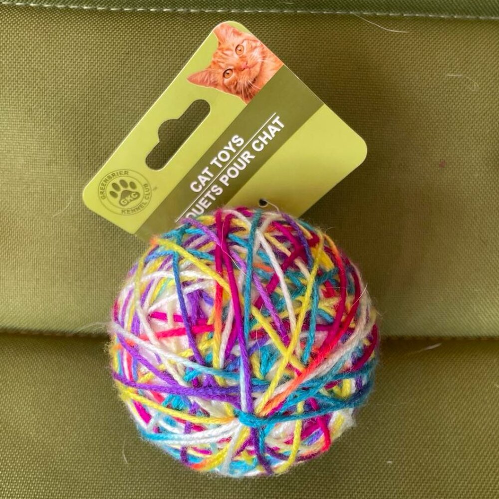 NWT Multicolor Rattle Yarn Ball Cat Toy, Large